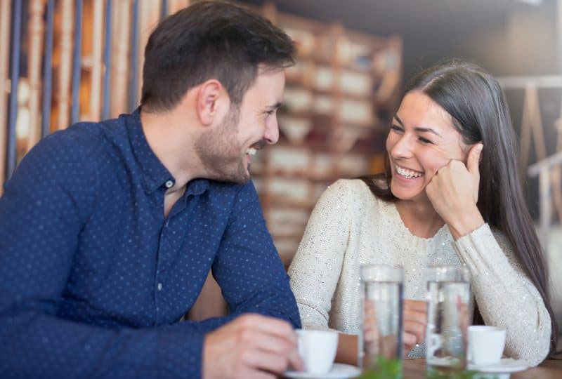 un homme et une femme complices qui discutent en souriant: comment trouver l'Amour