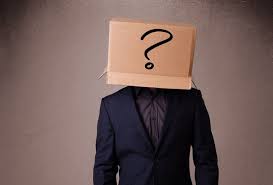 Homme avec boite en carton sur la tête avec un point d'interrogation