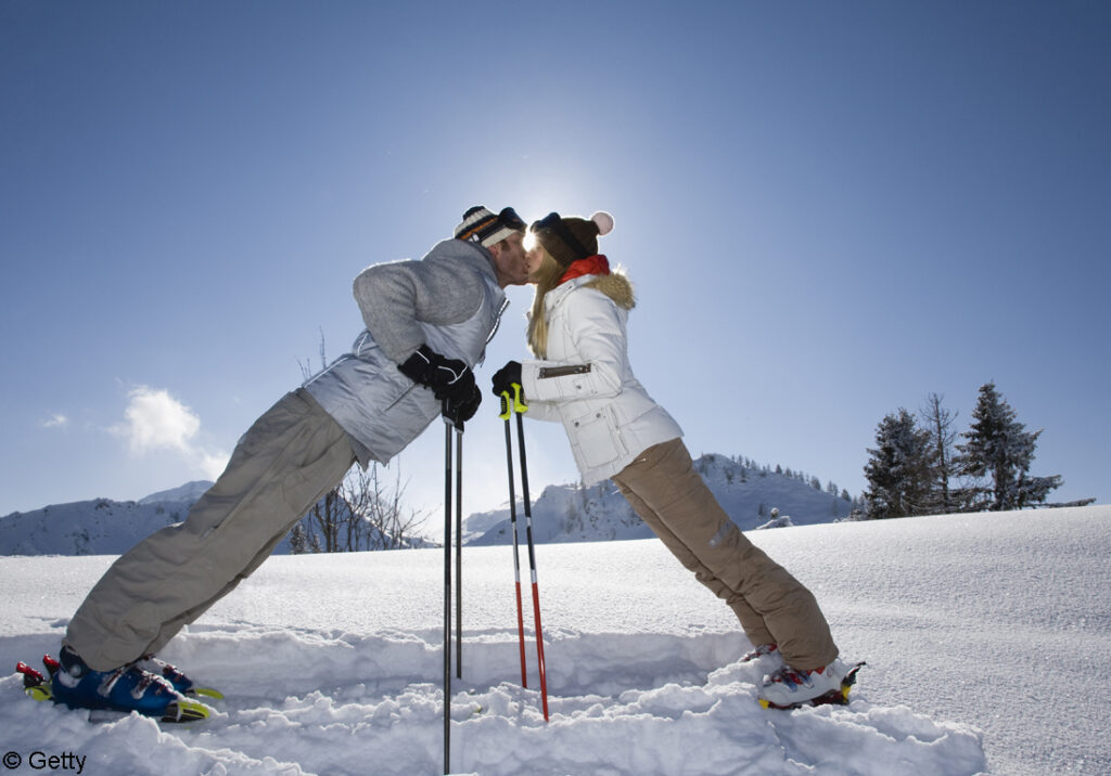 couple qui s'embrasse au ski : comment trouver l'Amour