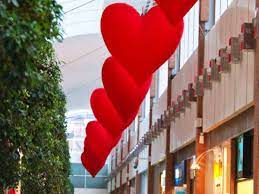 ballons en forme de coeur en ville
