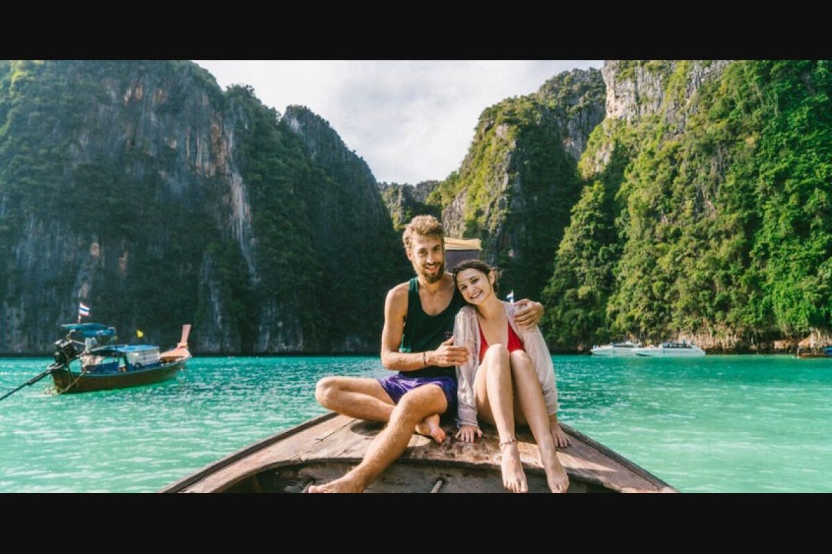 Couple sur un bateau en Thailande