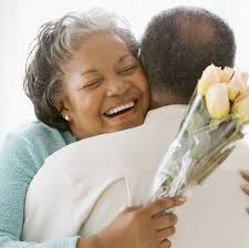 Couple embrassade avec un bouquet de roses blanches