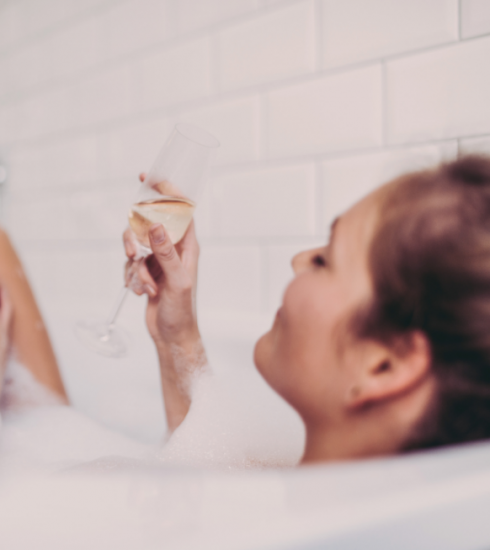 Femme dans son bain avec flute de champagne