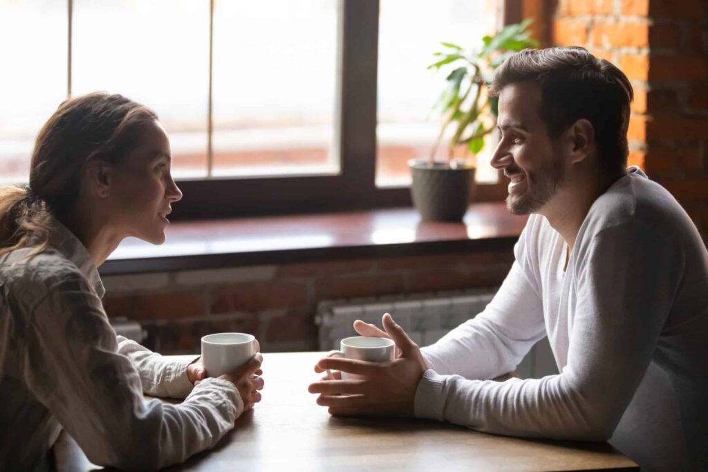 trouver le Grand Amour : couple qui discutent avec une café