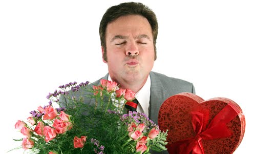 TROUVER L'AMOUR: Homme avec fleur et cadeau demandant un baiser
